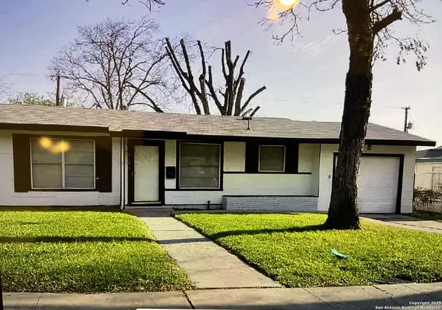Photo 1 of Sale Pending at 450 Laurelwood Dr, San Antonio, TX 78213 | MLS# 1912726 | Listing updated on 2026-01-17