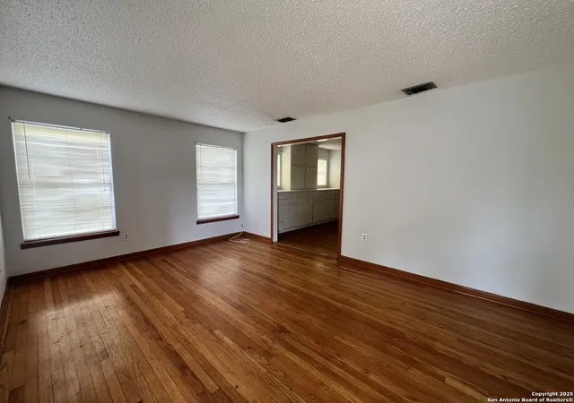 Photo 4 of Sale Pending at 450 Laurelwood Dr, San Antonio, TX 78213 | MLS# 1912726 | Listing updated on 2026-01-17