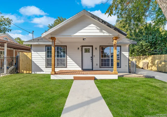 Photo 2 of Sale Pending at 611 Sims, San Antonio, TX 78225 | MLS# 1912925 | Listing updated on 2025-12-03
