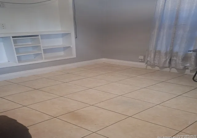 2nd image of 1105 N Center St, San Antonio, TX 78202 | MLS# 1912931