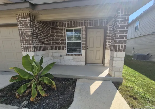 Photo 3 of Single family home for sale at 345 Middle Green, Floresville, TX 78114 | MLS# 1913088 | Listing updated on 2025-10-17