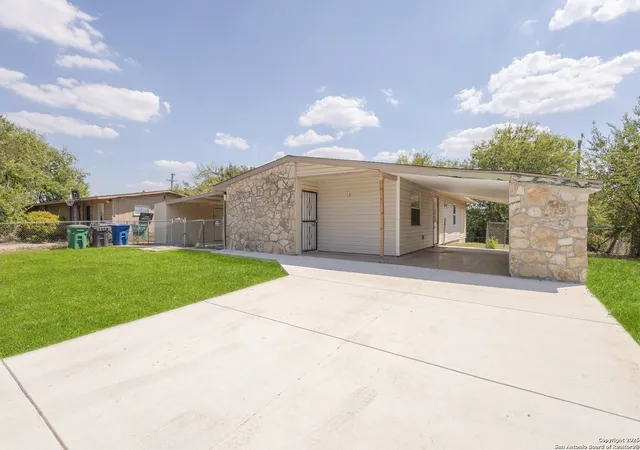 Photo 3 of Sale Pending at 110 Rock Valley Dr, San Antonio, TX 78227 | MLS# 1913089 | Listing updated on 2026-03-03