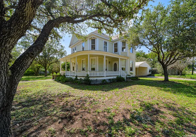 Homes for sale in Beeville, TX | 711 E Lott, Beeville, TX 78102 | MLS# 1913185