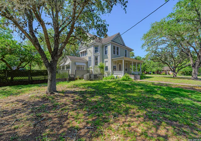 Homes for sale in Beeville, TX | 711 E Lott, Beeville, TX 78102 | MLS# 1913185