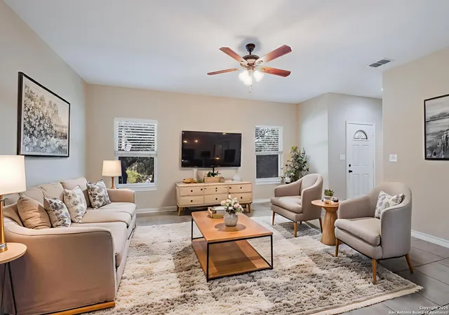 Photo 4 of Single family home for sale at 211 Legacy, Canyon Lake, TX 78133 | MLS# 1913352 | Listing updated on 2025-11-19