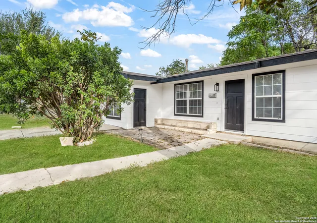Photo 2 of Single family home for sale at 335 Edgebrook Ln, San Antonio, TX 78213 | MLS# 1913433 | Listing updated on 2025-11-04