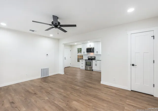 Photo 3 of Single family home for sale at 335 Edgebrook Ln, San Antonio, TX 78213 | MLS# 1913433 | Listing updated on 2025-11-04