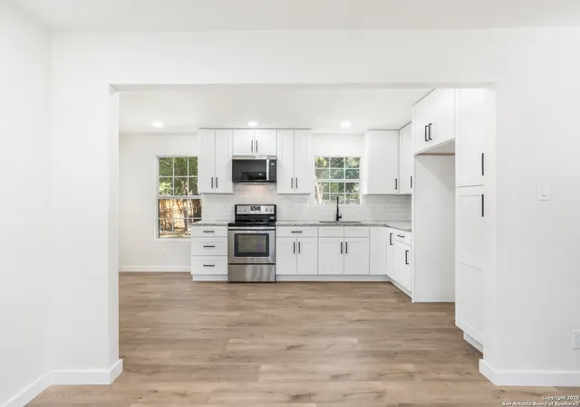 Photo 4 of Single family home for sale at 335 Edgebrook Ln, San Antonio, TX 78213 | MLS# 1913433 | Listing updated on 2025-11-04