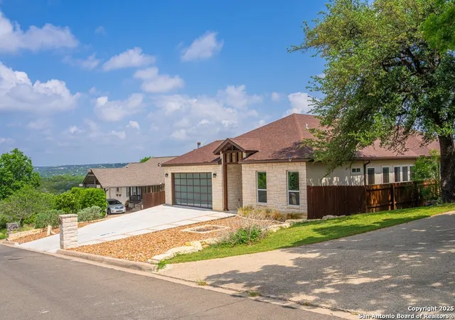 Photo 2 of Single family home for sale at 212 Castle Pines, Kerrville, TX 78028 | MLS# 1913443 | Listing updated on 2025-10-30