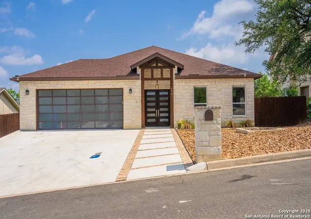 Photo 3 of Single family home for sale at 212 Castle Pines, Kerrville, TX 78028 | MLS# 1913443 | Listing updated on 2025-10-30