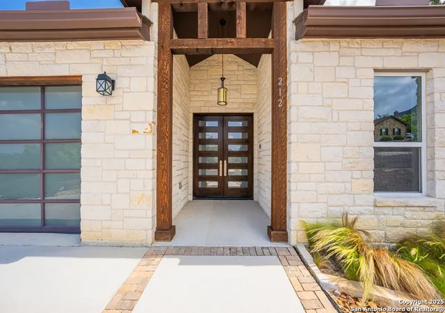 Photo 3 of Single family home for sale at 212 Castle Pines, Kerrville, TX 78028 | MLS# 1913443 | Listing updated on 2025-10-30