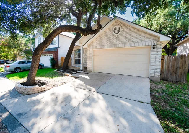 Photo 2 of Sale Pending at 6 Pembroke Pl, San Antonio, TX 78240 | MLS# 1913446 | Listing updated on 2025-12-03
