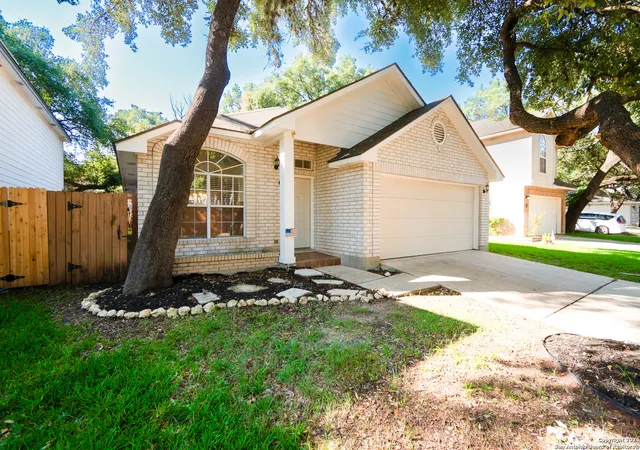 Photo 3 of Sale Pending at 6 Pembroke Pl, San Antonio, TX 78240 | MLS# 1913446 | Listing updated on 2025-12-03