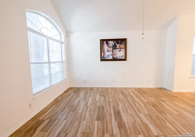 Photo 4 of Sale Pending at 6 Pembroke Pl, San Antonio, TX 78240 | MLS# 1913446 | Listing updated on 2025-12-03