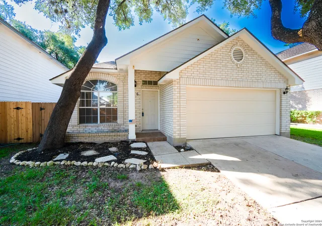 Photo 1 of Sale Pending at 6 Pembroke Pl, San Antonio, TX 78240 | MLS# 1913446 | Listing updated on 2025-12-03