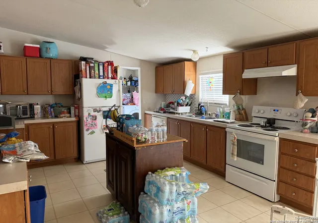 Photo 4 of Manufactured home for sale at 16935 Borregas, Elmendorf, TX 78112 | MLS# 1913450 | Listing updated on 2025-10-11