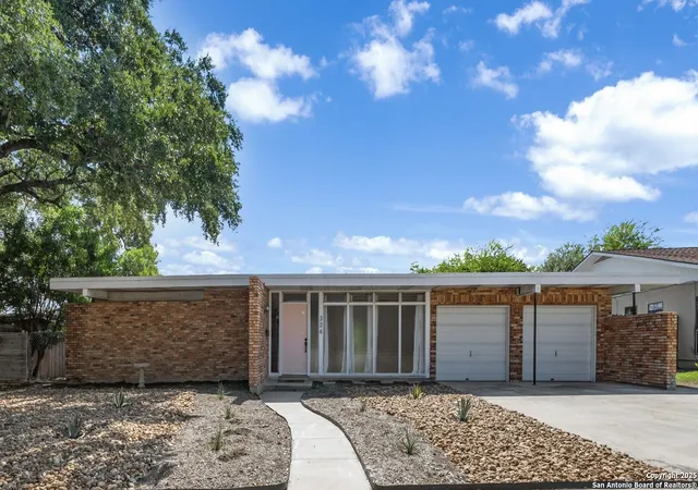 Photo 1 of Sale Pending at 334 E Crestline, San Antonio, TX 78201 | MLS# 1913483 | Listing updated on 2025-12-16