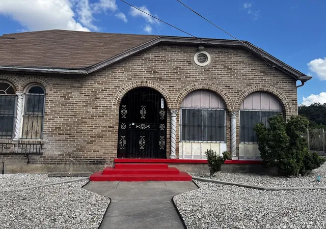 Photo 3 of Single family home for sale at 411 W Gramercy, San Antonio, TX 78212 | MLS# 1913658 | Listing updated on 2026-01-25
