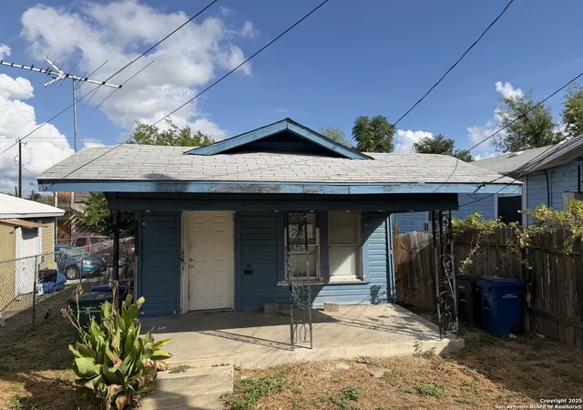 Photo 2 of Sale Pending at 121 Boston, San Antonio, TX 78202 | MLS# 1913767 | Listing updated on 2025-11-14
