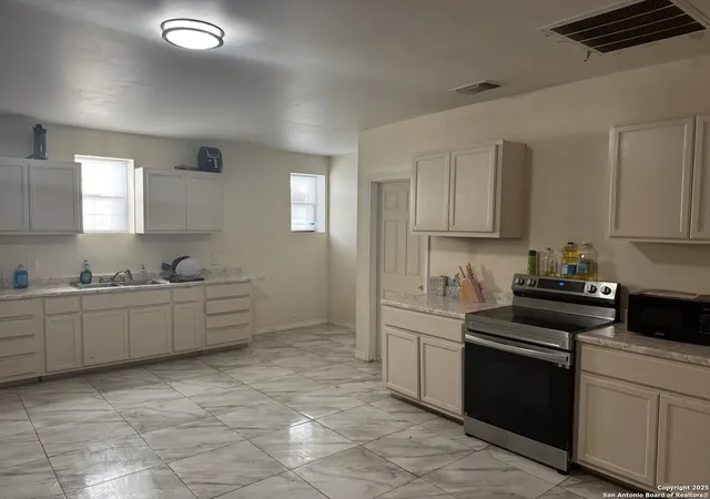 4th image of 401 Daniel, Uvalde, TX 78801 | MLS# 1913813