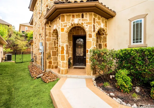 Photo 2 of Sale Pending at 8126 Powderhorn Run, San Antonio, TX 78255 | MLS# 1913843 | Listing updated on 2026-04-27