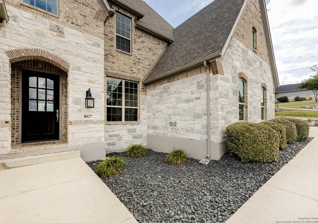 Photo 3 of Sale Pending at 8027 Vanity Hl, San Antonio, TX 78256 | MLS# 1913917 | Listing updated on 2026-01-26