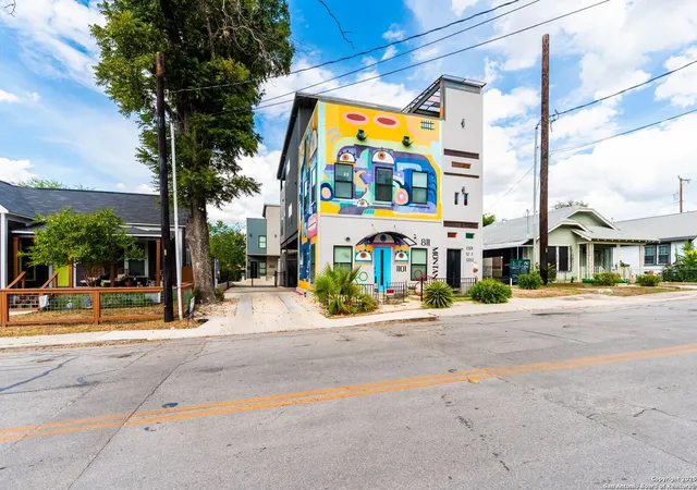 Photo 3 of House for sale at 811 Montana St, San Antonio, TX 78203 | MLS# 1913998 | Listing updated on 2026-02-10