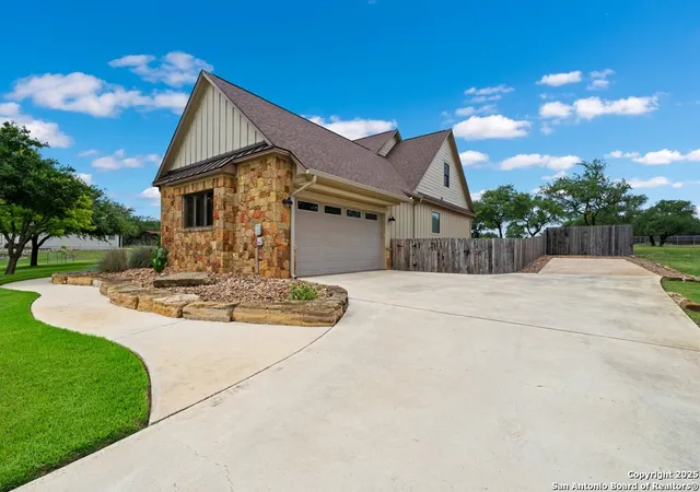 Photo 4 of Single family home for sale at 130 Mull Rd, Kerrville, TX 78028 | MLS# 1914041 | Listing updated on 2025-11-20