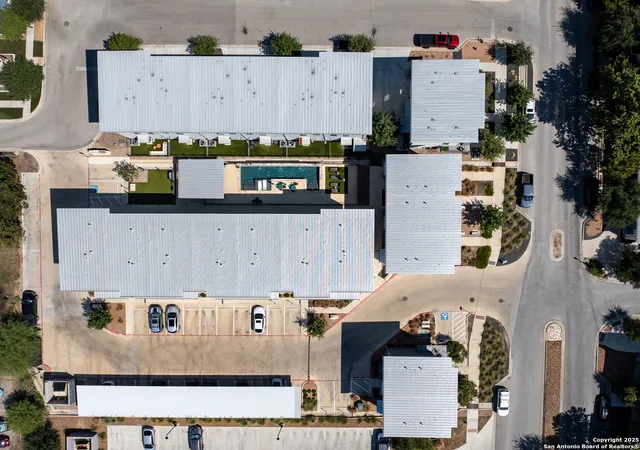 2nd image of 1208 N Academy, New Braunfels, TX 78130