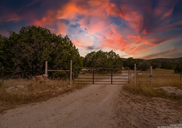 3rd image of 459 Cr 425, Uvalde, TX 78801 | MLS# 1914103