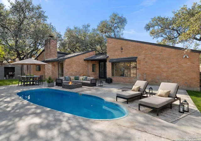 Photo 4 of Sale Pending at 13114 N Hunters Cir, San Antonio, TX 78230 | MLS# 1914157 | Listing updated on 2026-04-08