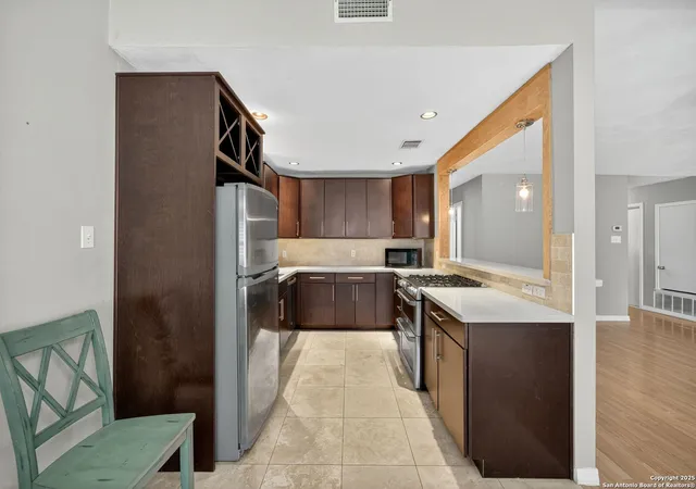 Photo 4 of Single family home for sale at 824 Garden Meadow, Universal City, TX 78148 | MLS# 1914191 | Listing updated on 2025-10-29