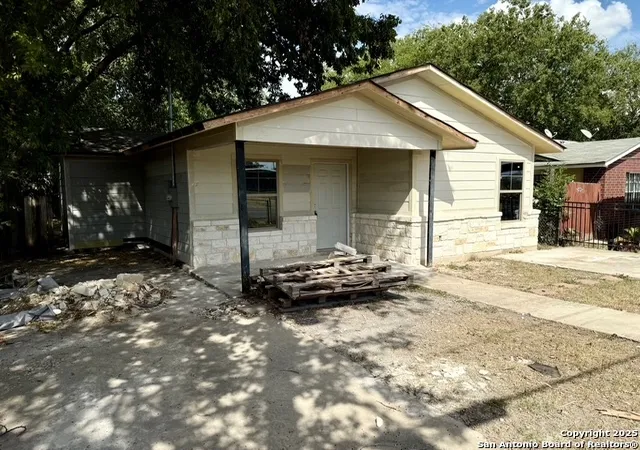 Photo 2 of Single family home for sale at 525 Saltillo, San Antonio, TX 78207 | MLS# 1914254 | Listing updated on 2026-01-09