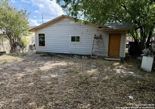 Photo 3 of Single family home for sale at 525 Saltillo, San Antonio, TX 78207 | MLS# 1914254 | Listing updated on 2026-01-09