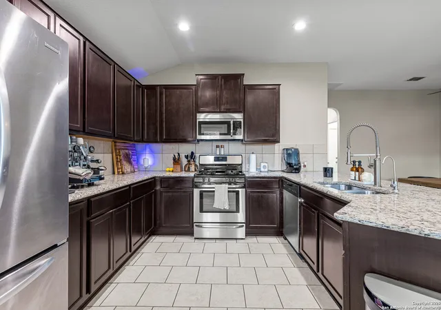 Photo 4 of Sale Pending at 139 Kildeer Crk, San Antonio, TX 78253 | MLS# 1914283 | Listing updated on 2026-03-23
