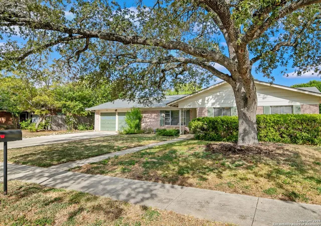 Photo 3 of Sale Pending at 915 Tamworth Dr, San Antonio, TX 78213 | MLS# 1914332 | Listing updated on 2026-02-23
