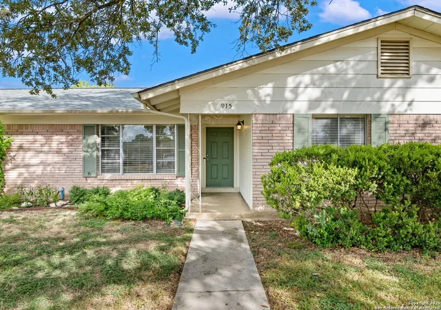 Photo 3 of Sale Pending at 915 Tamworth Dr, San Antonio, TX 78213 | MLS# 1914332 | Listing updated on 2026-02-23