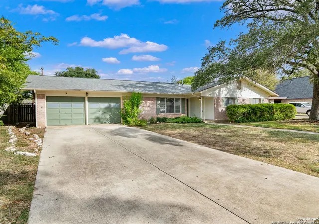 Photo 4 of Sale Pending at 915 Tamworth Dr, San Antonio, TX 78213 | MLS# 1914332 | Listing updated on 2026-02-23