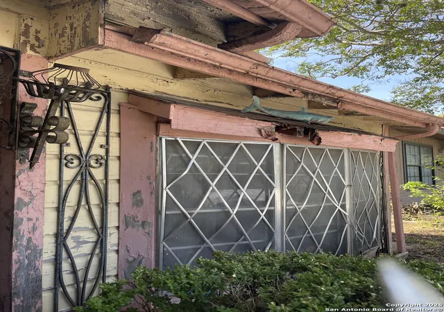 Photo 3 of Single family home for sale at 326 Laurelwood Dr, San Antonio, TX 78213 | MLS# 1914485 | Listing updated on 2025-12-01