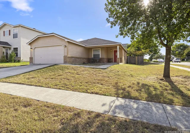 Photo 3 of Single family home for sale at 100 Cypress Willow, Cibolo, TX 78108 | MLS# 1914495 | Listing updated on 2026-01-25