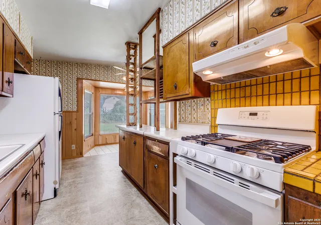 Photo 2 of Single family home for sale at 1015 Mount Serolod, San Antonio, TX 78213 | MLS# 1914535 | Listing updated on 2025-10-21