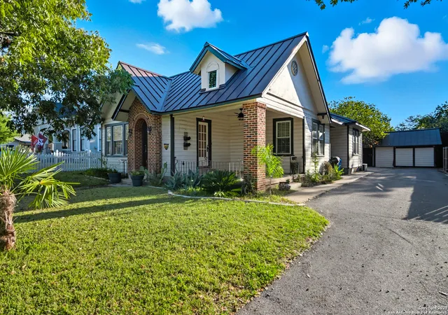 Photo 2 of Sale Pending at 611 S Austin, Seguin, TX 78155 | MLS# 1914736 | Listing updated on 2025-11-07