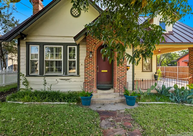 Photo 3 of Sale Pending at 611 S Austin, Seguin, TX 78155 | MLS# 1914736 | Listing updated on 2025-11-07
