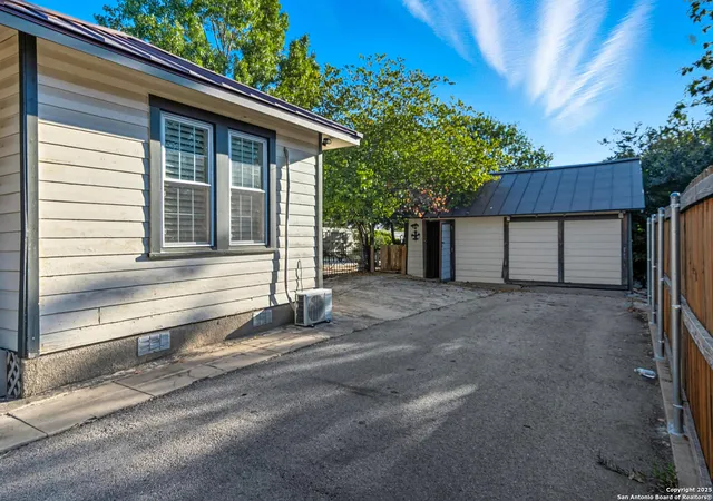 Photo 4 of Sale Pending at 611 S Austin, Seguin, TX 78155 | MLS# 1914736 | Listing updated on 2025-11-07