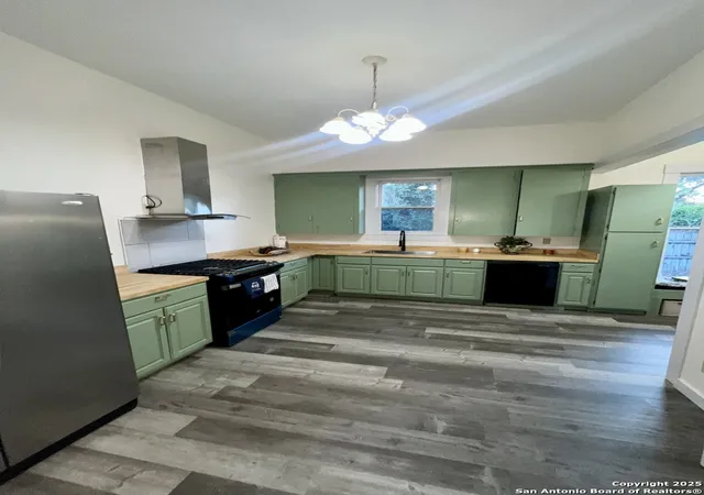 Photo 3 of Single family home for sale at 508 E Corpus Christi, Beeville, TX 78102 | MLS# 1914747 | Listing updated on 2025-10-22