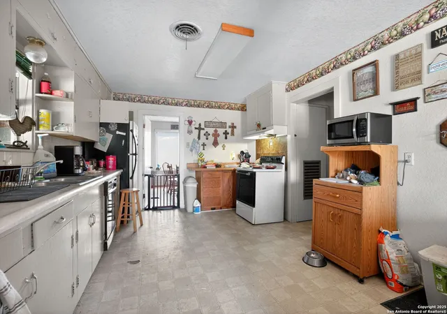 Photo 4 of Single family home for sale at 21023 Trumbo Road, San Antonio, TX 78264 | MLS# 1914766 | Listing updated on 2025-11-24