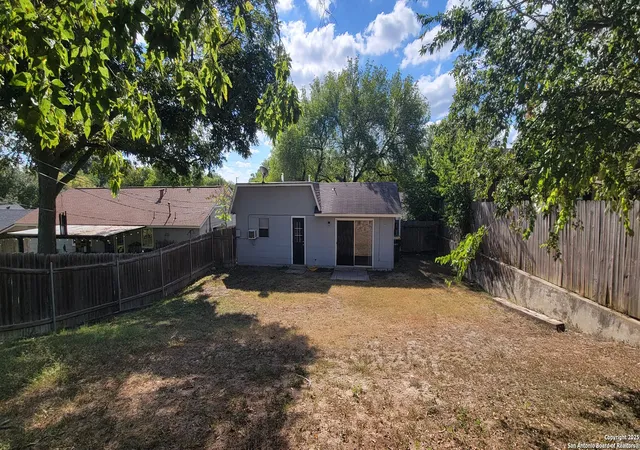 Photo 3 of Sale Pending at 113 Little Oaks, San Antonio, TX 78233 | MLS# 1914945 | Listing updated on 2025-11-11