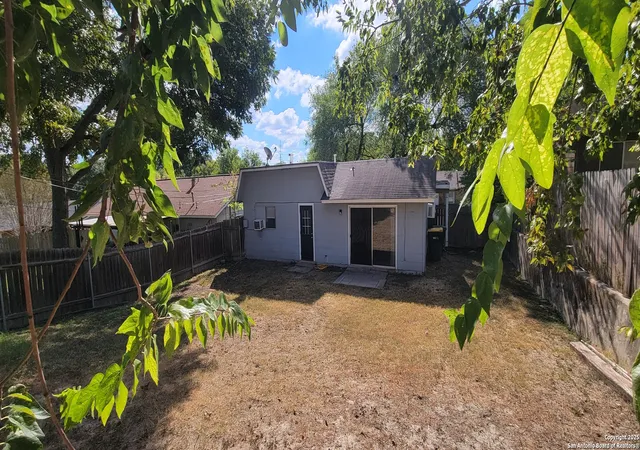 Photo 4 of Sale Pending at 113 Little Oaks, San Antonio, TX 78233 | MLS# 1914945 | Listing updated on 2025-11-11
