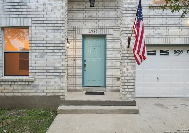 Photo 3 of Single family home for sale at 1923 Town Oak, San Antonio, TX 78232 | MLS# 1914957 | Listing updated on 2025-12-18