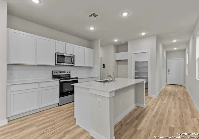 Photo 3 of Sale Pending at 2515 Rambo Dr, San Antonio, TX 78224 | MLS# 1914964 | Listing updated on 2025-10-16